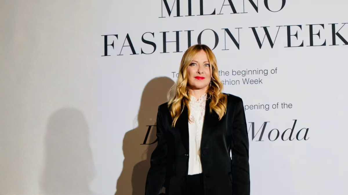 Ma che Onu e Onu, Meloni sfila a Milano a caccia di voti: gala, selfie e sorrisi mentre a New York si parla di guerre