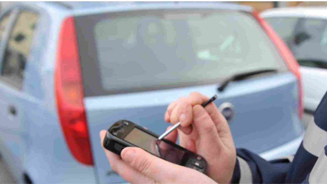 Arrivano le multe stradali “su misura”, tolleranza al 10% per le soste nelle strisce blu e stangate su cellulari e Rc auto