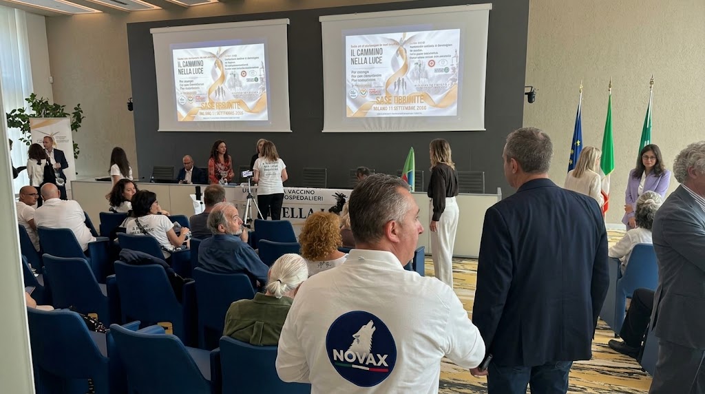 Tensione in Regione Lombardia per un convegno della galassia No vax: attacco agli uffici del Pd, interviene la Digos