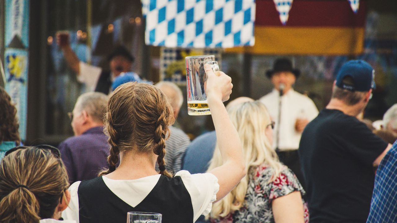 Oktoberfest, l’impero della birra: ecco come la festa della “bionda” genera 1,5 miliardi in poco più di due settimane