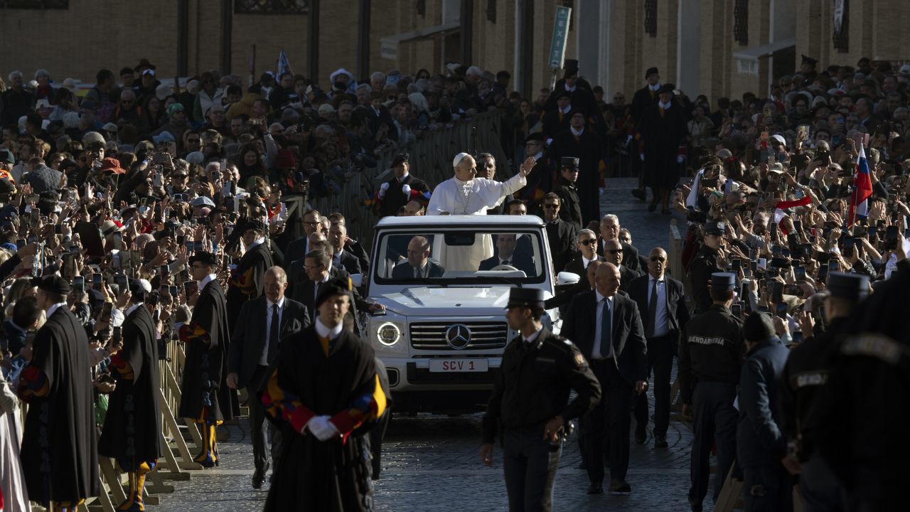 Papa Leone XIV in Francia, gelo con Macron prima del viaggio: dietro il protocollo lo scontro su eutanasia e ruolo della visita