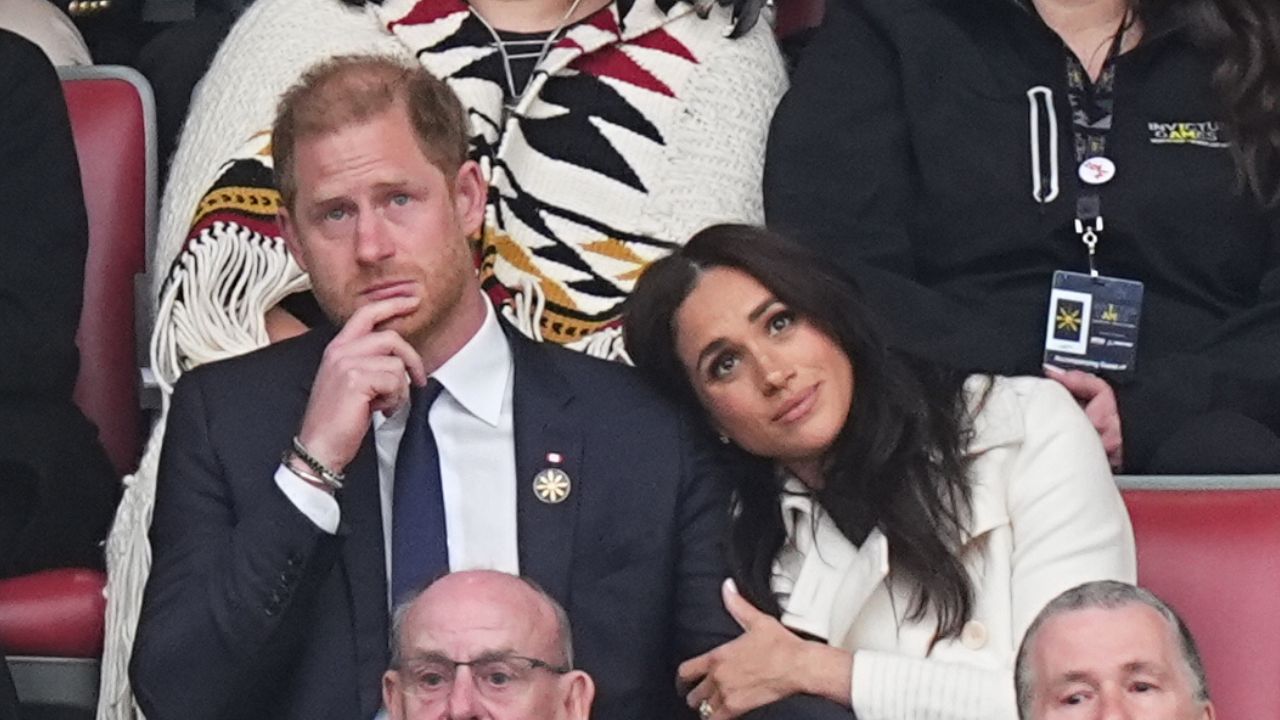 Harry e Meghan, il ritorno in UK è un incubo: “Schifati pure dai domestici”. Le pretese per la nuova villa sono folli