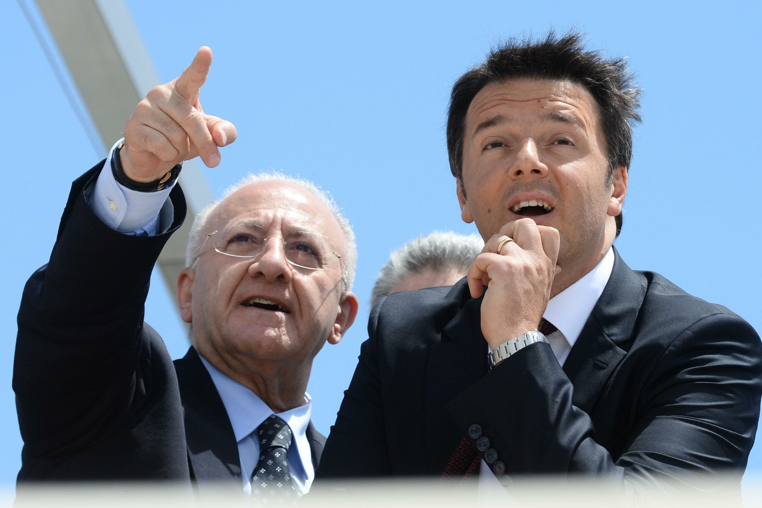 Renzi sgancia la bomba De Luca sul campo largo: lo vuole alla guida di Casa Riformista. E dietro c’è la guerra con Manfredi