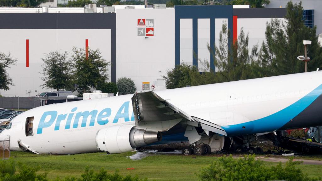 Tragico fuori pista a Miami: aereo cargo Amazon in fase di atterraggio travolge auto. Cinque vittime e feriti gravi