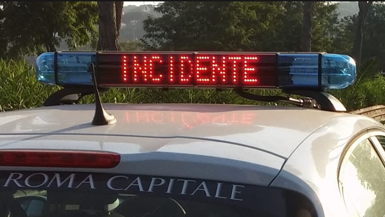 Incidente mortale in via Prenestina: scontro tra auto e due moto, muore un 65enne a Roma