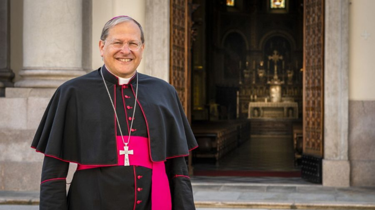 Alessandria, monsignor Gallese si dimette: Papa Leone XIV accoglie la rinuncia del vescovo in Tesla amante del surf