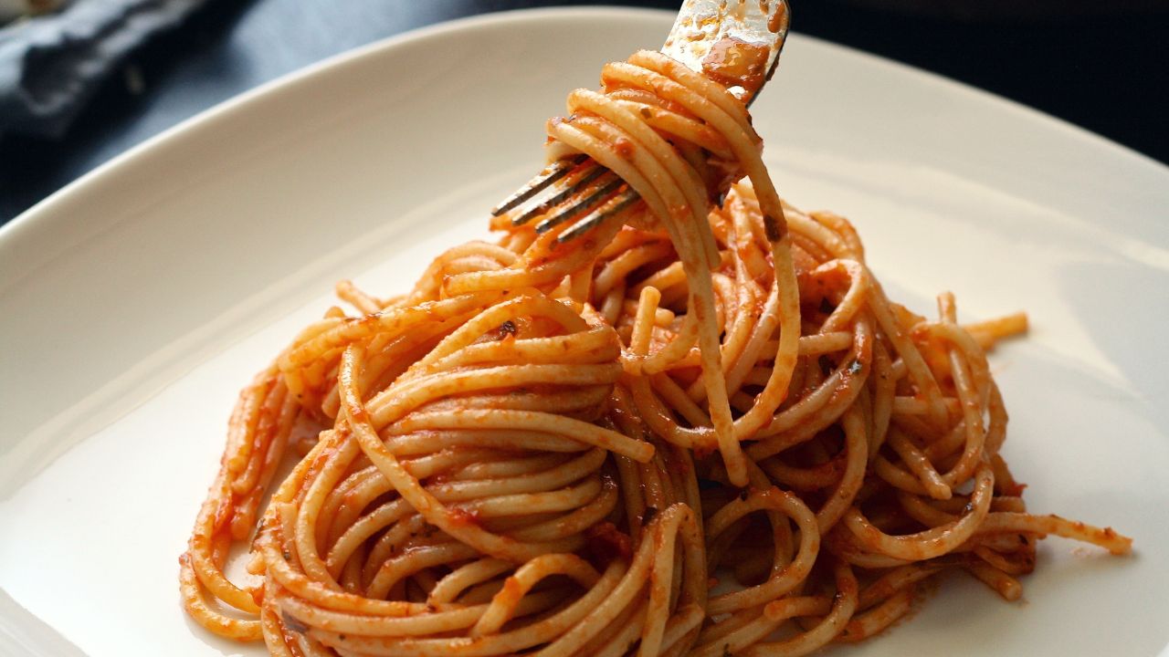 Il New York Times massacra l’amatriciana: via il guanciale, dentro il chorizo affumicato. E gli italiani insorgono: «Li mortacci vostra»
