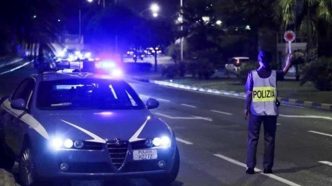 Reggio Emilia: aggredisce una donna sconosciuta a un distributore di benzina e investe due persone. Arrestato 26enne