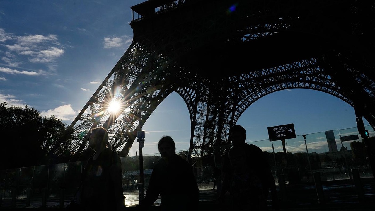 Parigi, lavoratrici della Torre Eiffel “nascoste” per una delegazione indù: scatta lo sciopero, poi le scuse del movimento