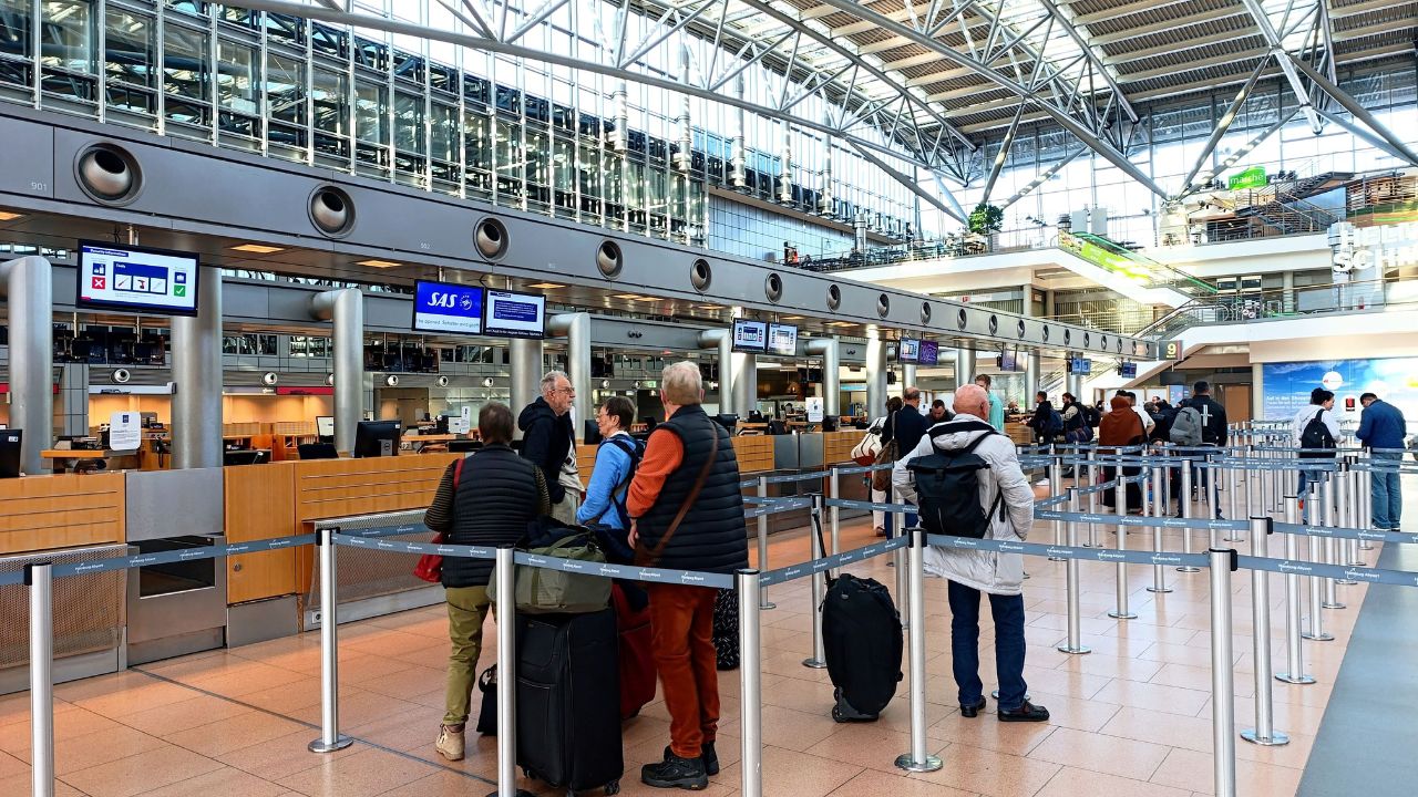 Voli Ue, la svolta sui diritti dei passeggeri: due bagagli a mano gratuiti, rimborsi più veloci e stop ai costi nascosti