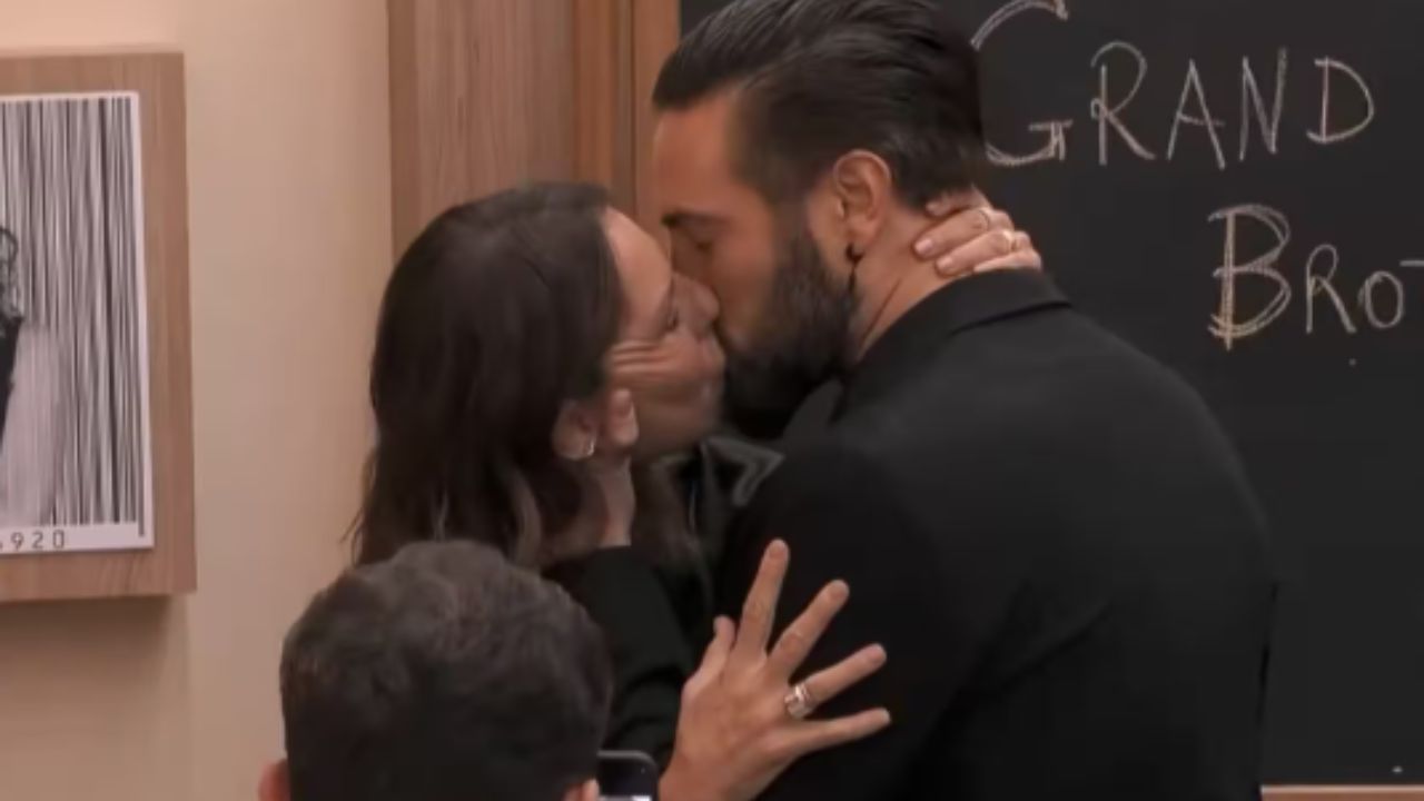 Grande Fratello Vip, Alex Belli bacia Marina La Rosa e Delia Duran rompe il silenzio: la reazione della moglie spiazza tutti, cosa succede ora?