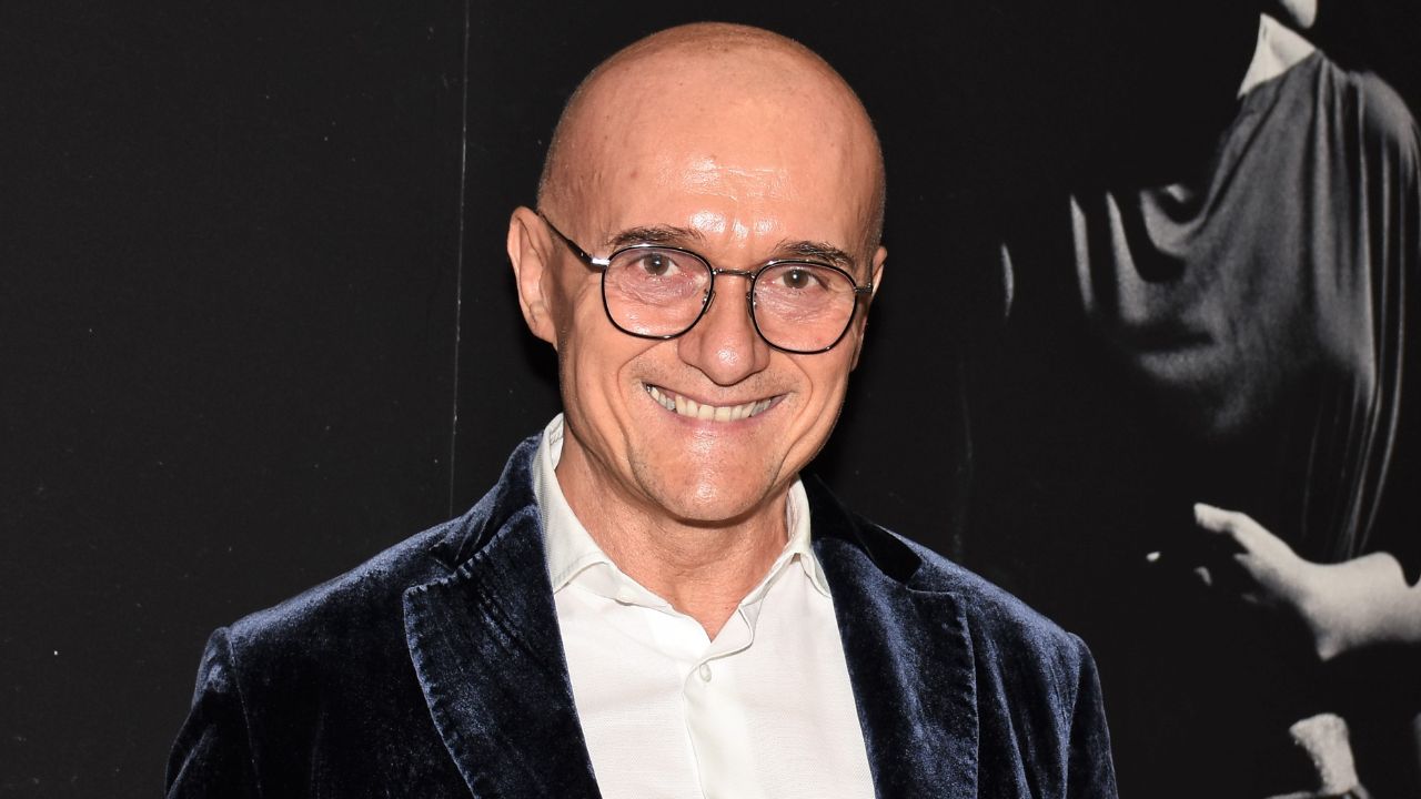 Alfonso Signorini dopo lo “sputtanellum” di Falsissimo, Milly lo voleva a Ballando, qualcuno ha fermato le trattative all’ultimo