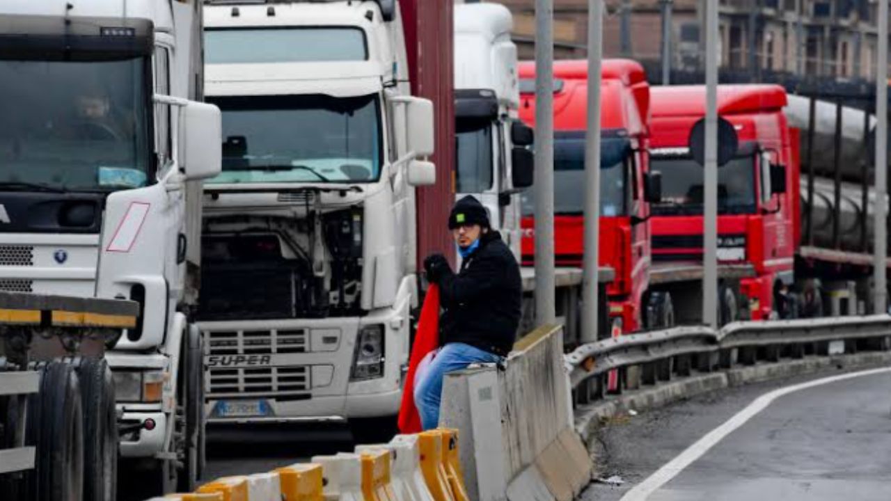 Camionisti in rivolta contro il caro carburante, autostrade bloccate e caos in Campania: Lollobrigida attacca i manifestanti, esplode la polemica