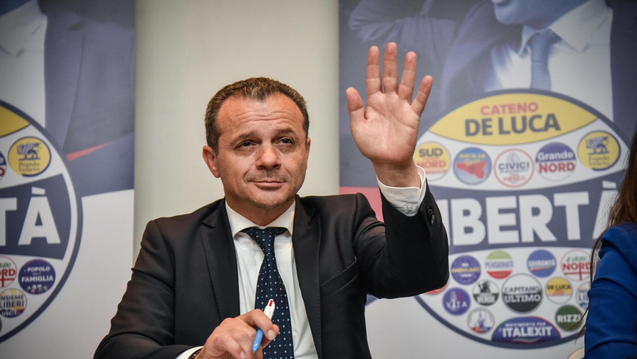 Cateno De Luca chiude l’accordo con Giorgia Meloni e sceglie il centrodestra: martedì l’annuncio alla Camera, ecco cosa cambia per le elezioni