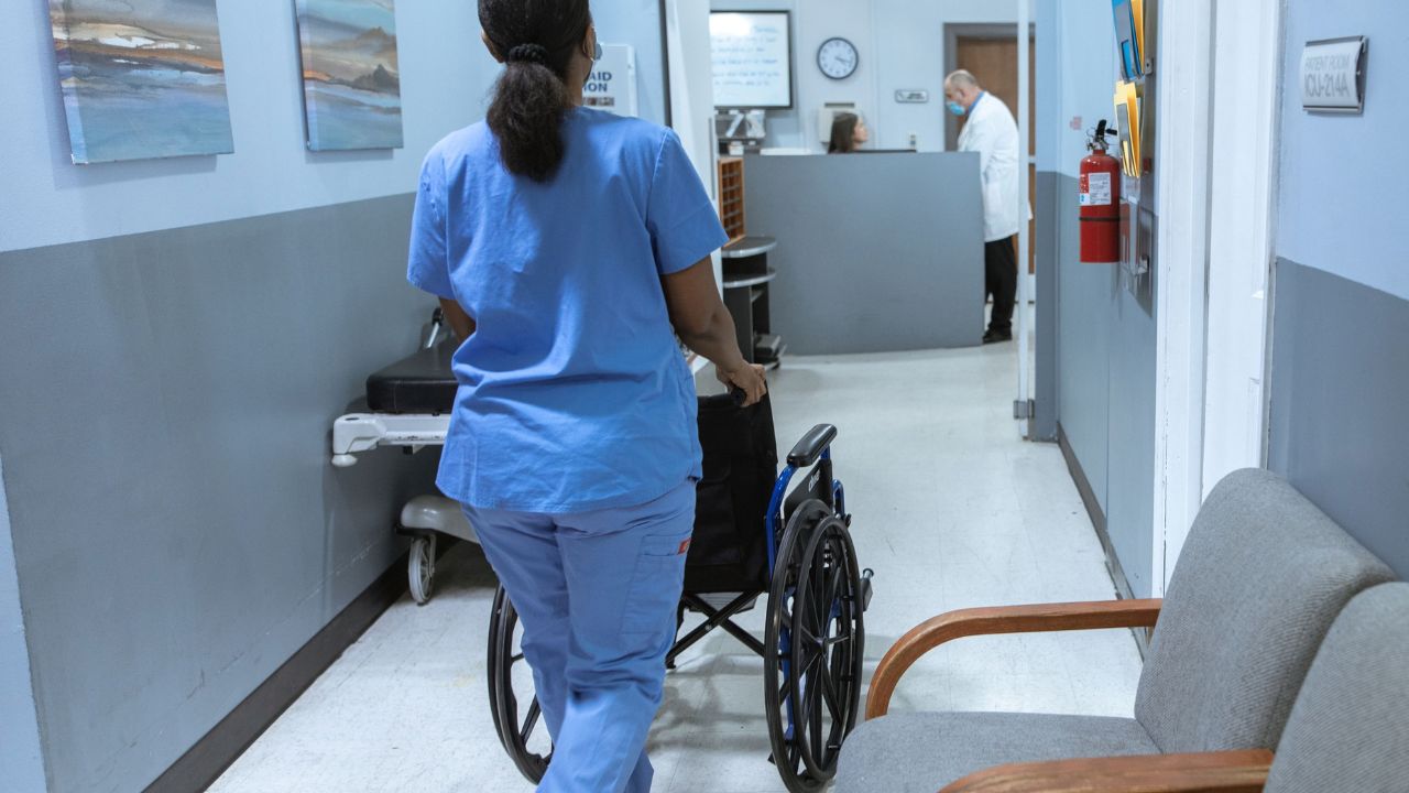 Rsa, cure e diagnostica: settore pubblico al collasso, la domanda di servizi spinge la crescita della sanità privata