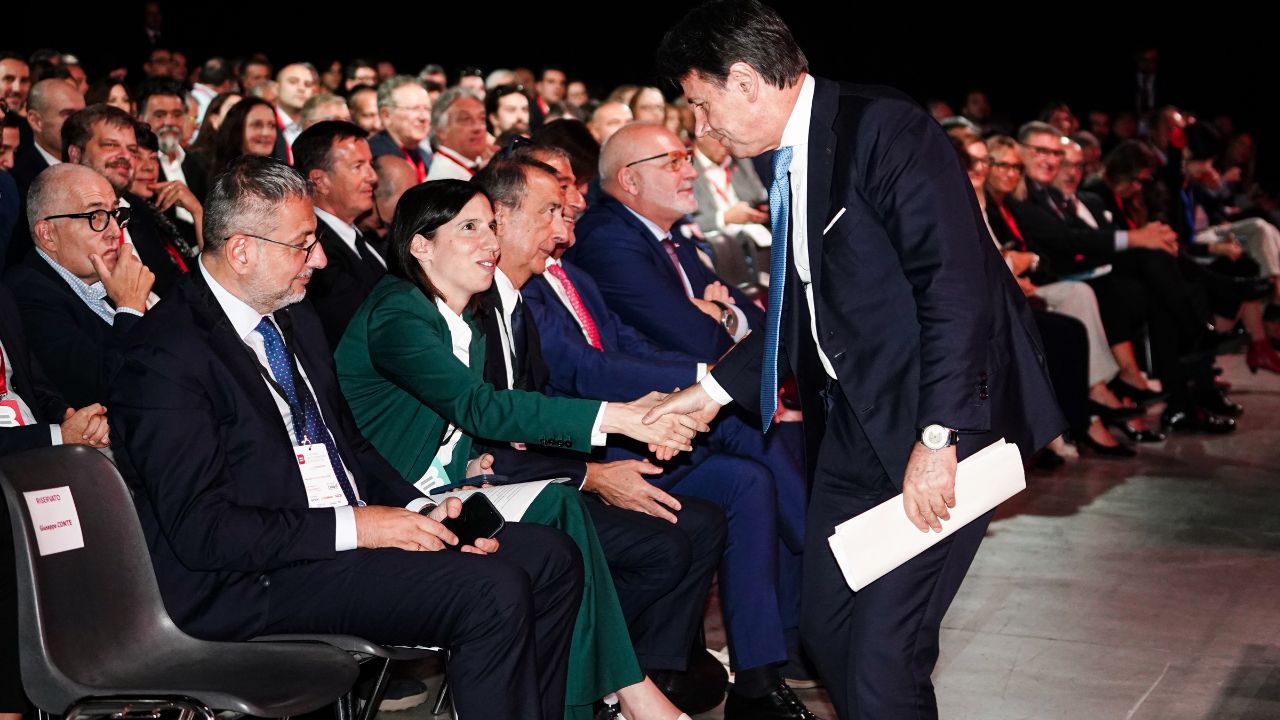 Centrosinistra, Schlein e Conte si contendono la candidatura a premier: lo scontro sulle primarie divide il campo largo