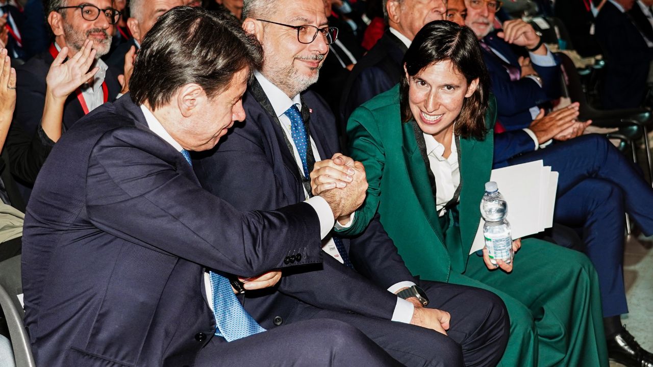 Schlein e Conte, il gelo nel campo largo: incontri evitati, agende separate e primarie all’orizzonte. La sfida per la leadership divide gli alleati