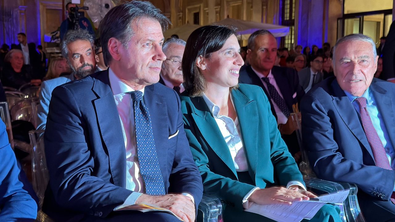 Schlein e Conte, il retroscena al “60 Under 30”: tra strette di mano e sorrisi. Cosa si sono detti dopo le tensioni?