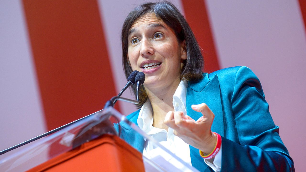 Elly Schlein prepara la sfida a Giuseppe Conte ma rinvia le primarie: la strategia per non finire in minoranza e il nodo Ucraina nel campo largo