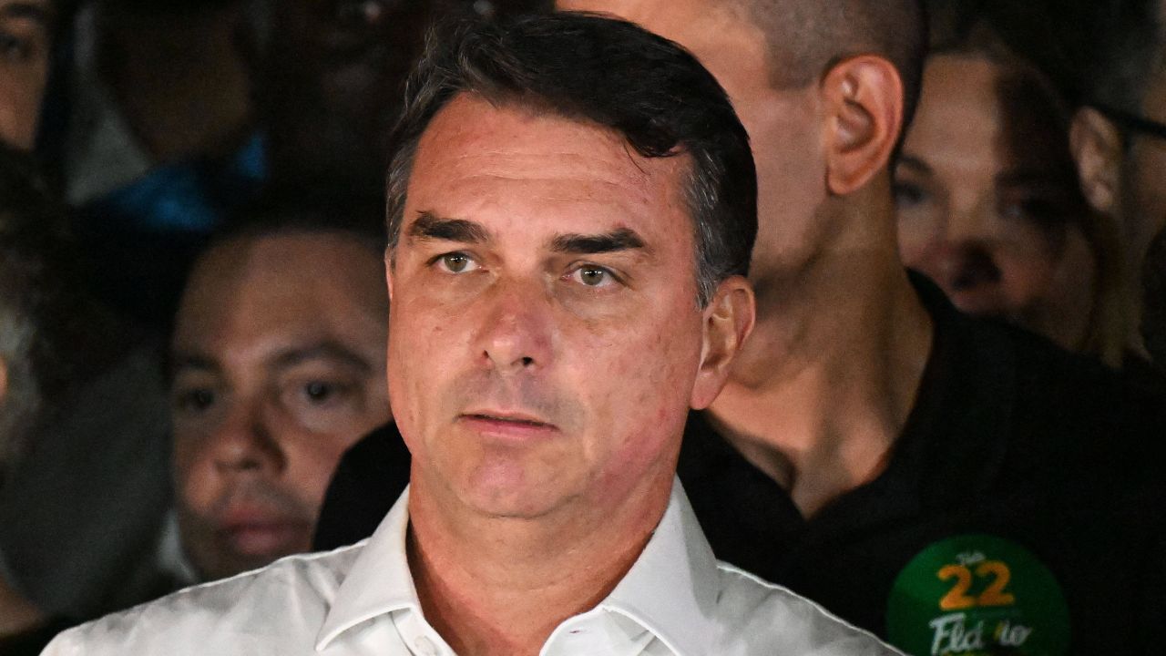 Flavio Bolsonaro scappa dal Brasile ma è giallo sulla destinazione: Usa o Ecuador?