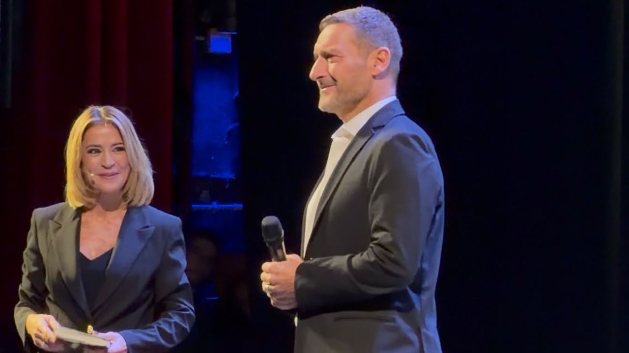 Francesco Totti presenta il libro “Oltre” al Teatro Brancaccio: le risate per la visita alla prostata poi scoppia in lacrime