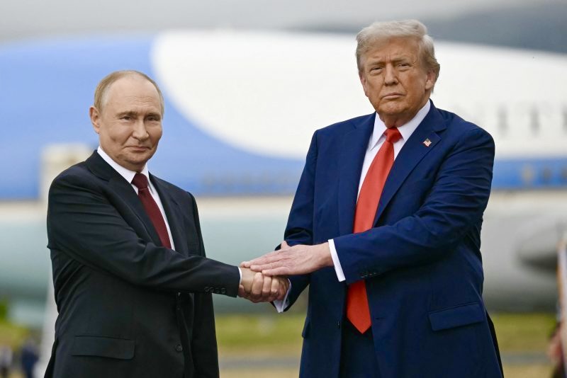 Trump telefona a Putin e riapre al gasolio russo: gli Stati Uniti allentano le sanzioni, Zelensky accusa