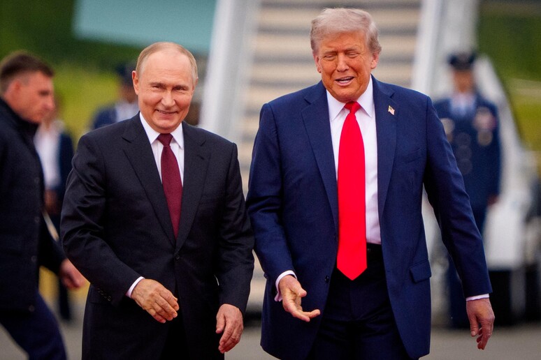 Trump scarica Zelensky: «Un nuovo presidente». Mosca applaude, 20 morti a Zaporizhzhia