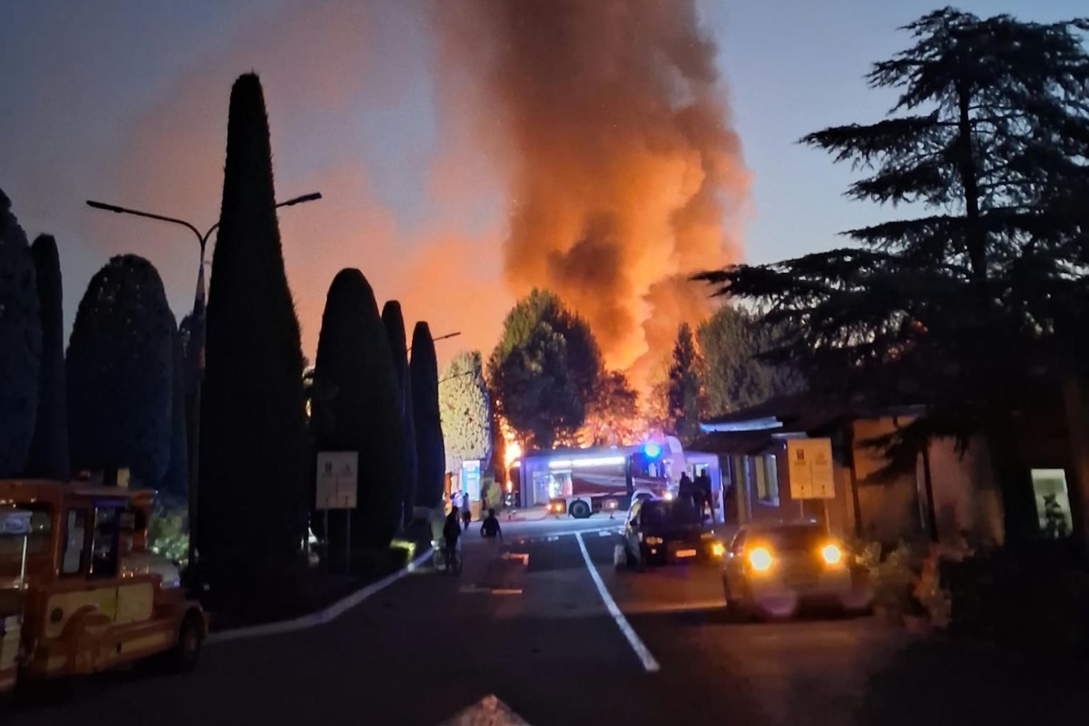 Peschiera del Garda, inferno all’alba nel camping: esplosione tra i bungalow, 24 feriti. L’ipotesi sulla causa dell’incendio