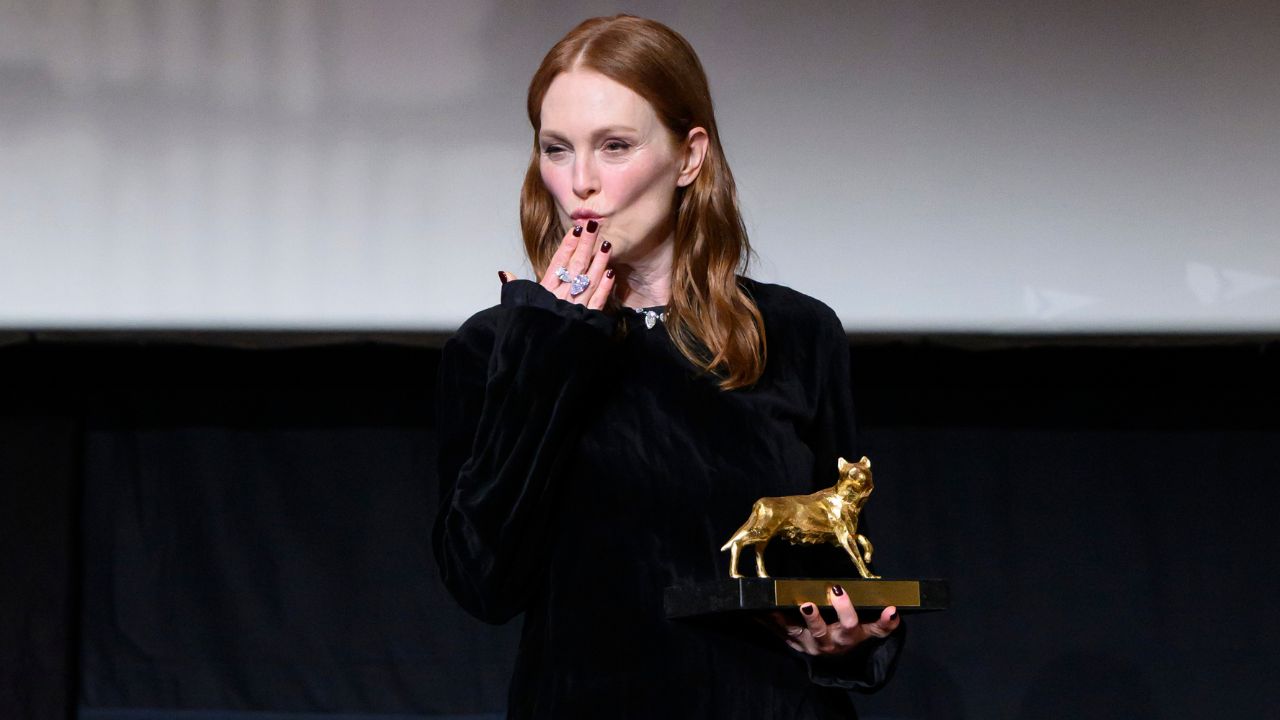 Roma, Julianne Moore dà il due di picche all’ambasciatore di Trump: Fertitta va su tutte le furie e se la prende con il capo della Festa del Cinema
