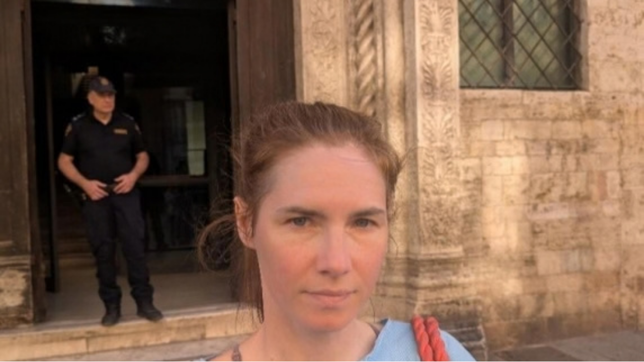 A 15 anni dall’assoluzione, il selfie di Amanda Knox a Perugia sfiora la provocazione e rivela un cortocircuito etico