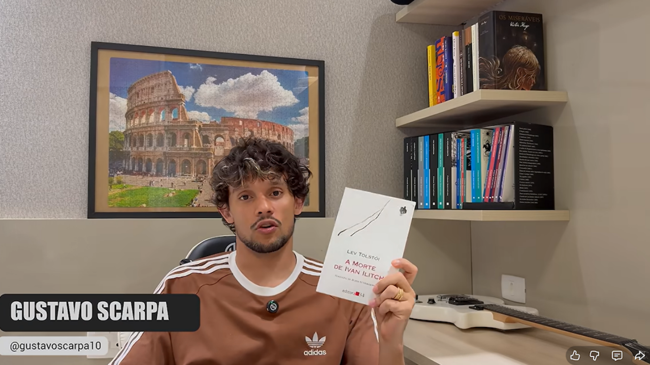 Il calciatore dell’Atletico Mineiro Gustavo Scarpa lancia Tolstoj: esplode il fenomeno dei club del libro tra i tifosi brasiliani