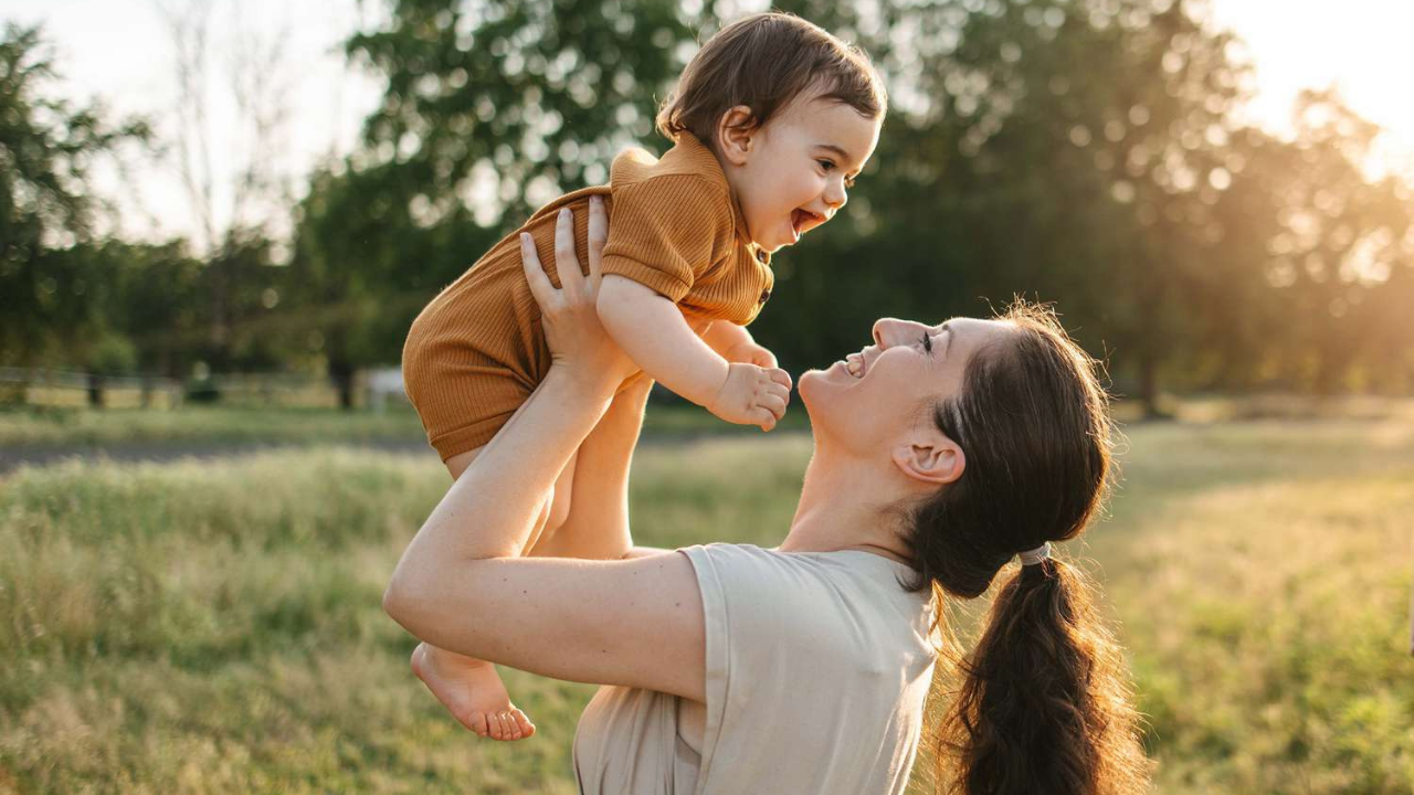 Istat: gli italiani fanno sempre meno figli, nel 2025 registrato un nuovo minimo storico di nascite, molti scelgono il doppio cognome