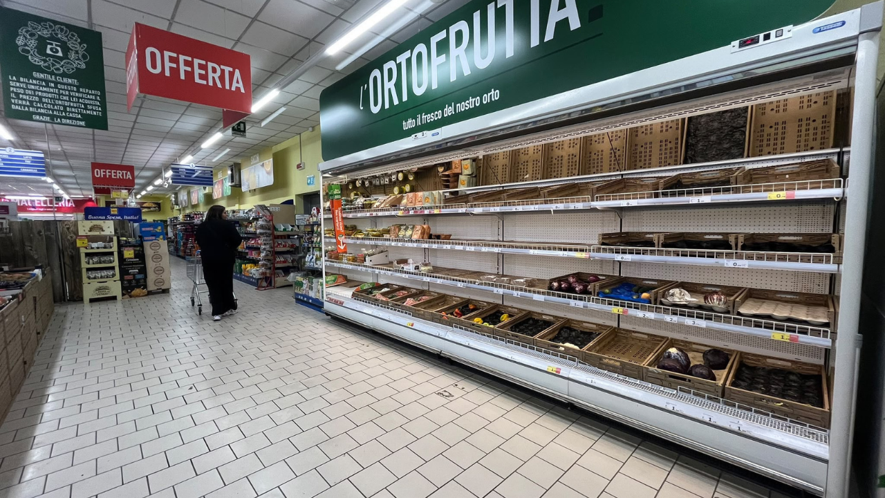 I blocchi dei tir mettono in ginocchio il Mezzogiorno: distributori a secco, voli a rischio e scaffali vuoti nei supermercati