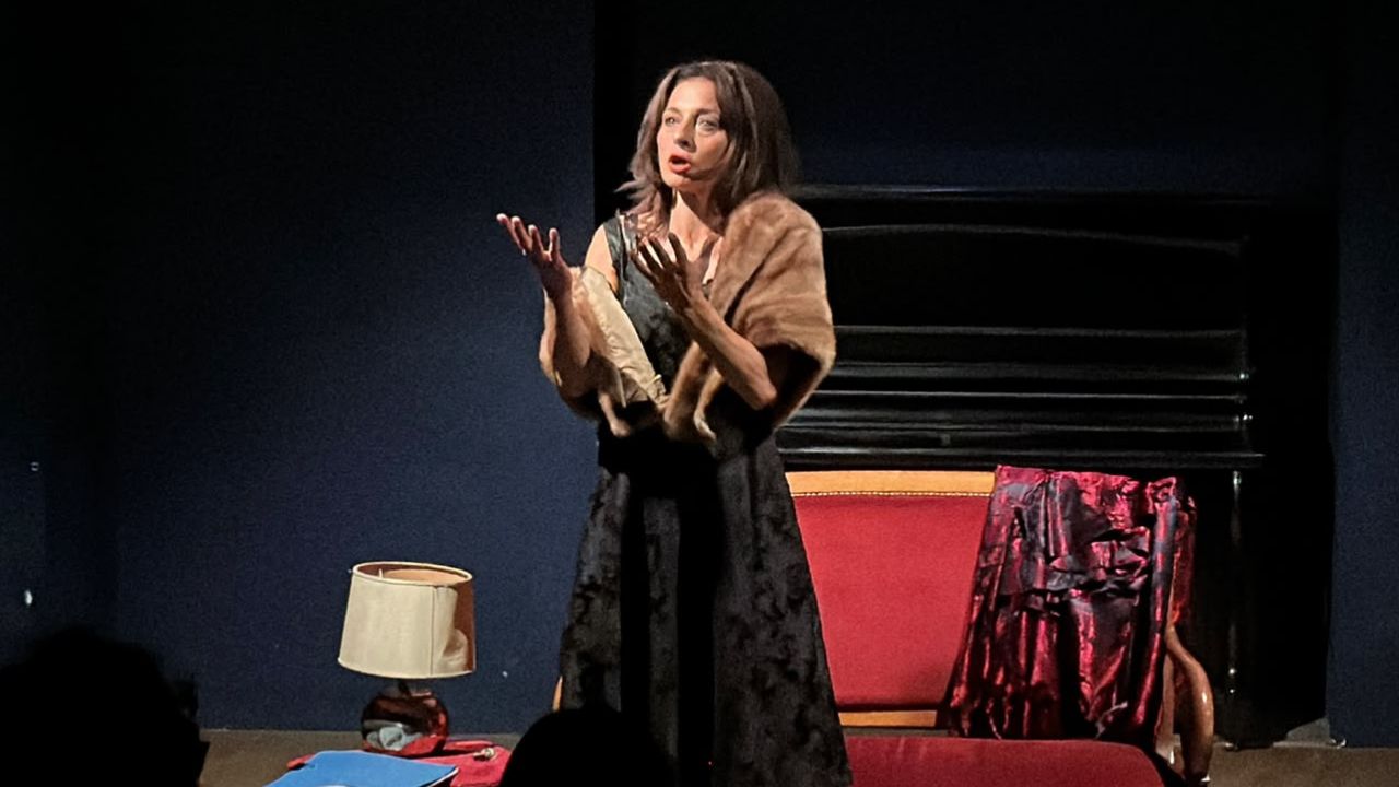 “Solo Anna”, lo spettacolo fa sempre sold out: il commento esclusivo dell’attrice Lidia Vitale e l’emozione di Brenda Monticone Martini | VIDEO