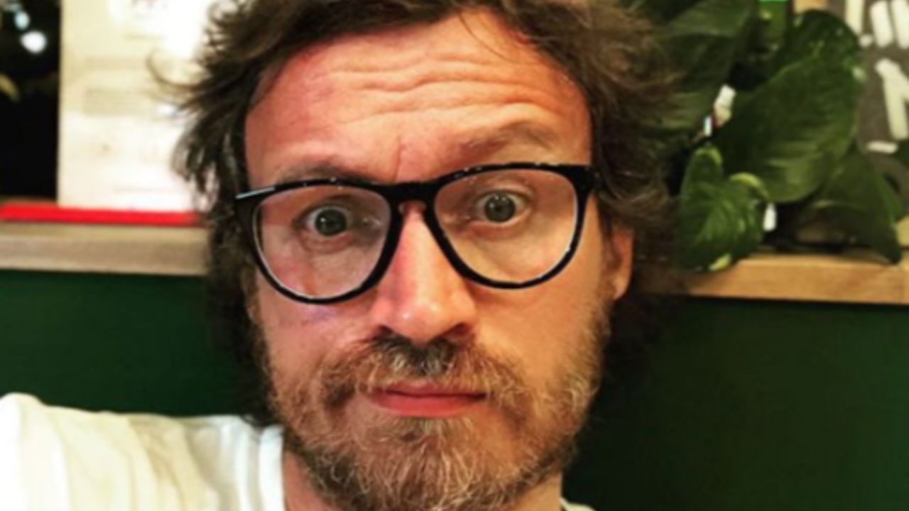 Grande Fratello Vip, Lorenzo Battistello demolisce il reality: «Concorrenti marionette»
