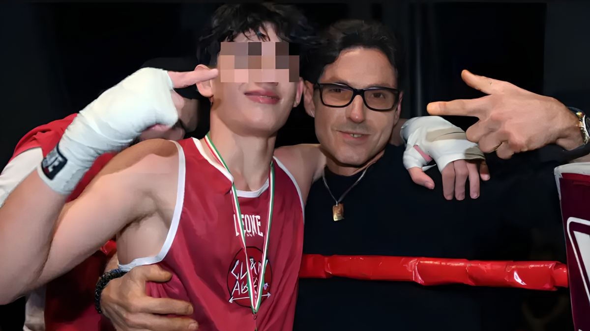 Lorenzo Berlusconi è il nuovo Rocky di famiglia: a 16 anni ha già vinto dieci incontri su dieci. E papà Pier Silvio esulta a bordo ring
