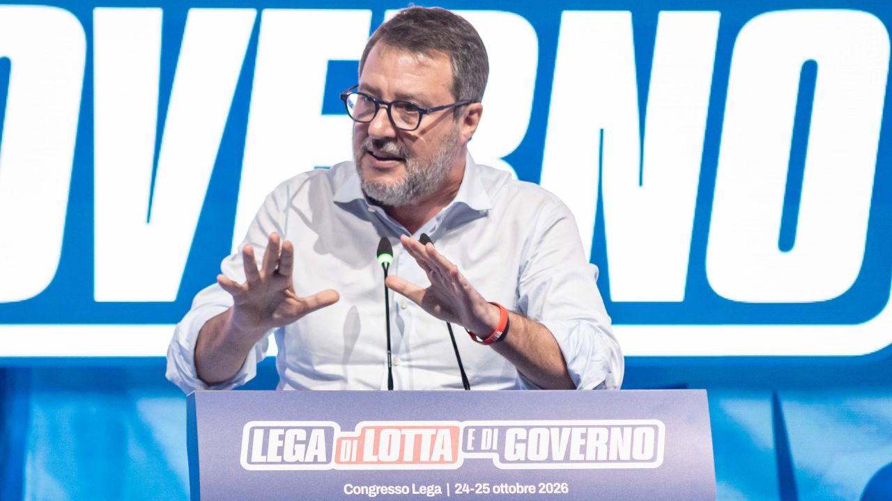 Salvini minaccia lo stop alle armi per Kiev, Meloni lo chiama e lo rimette in riga: «Così ci metti in difficoltà». Ma la Lega prepara lo strappo