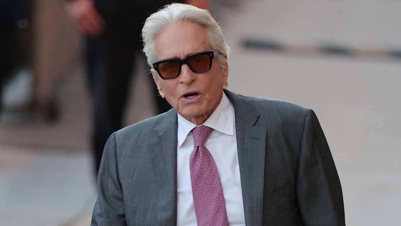 Michael Douglas, a 82 anni confessa tutto: «Cinque drink e un grammo di cocaina a sera». Le donne, i tradimenti e il difficile rapporto con Kirk
