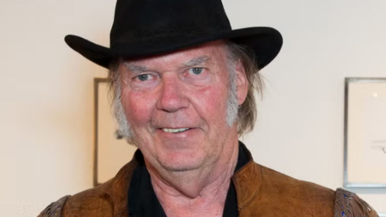 Neil Young fa causa a Trump per 10 milioni: «Rockin’ in the Free World» usata ai comizi. E nel 2020 aveva già promesso di smettere