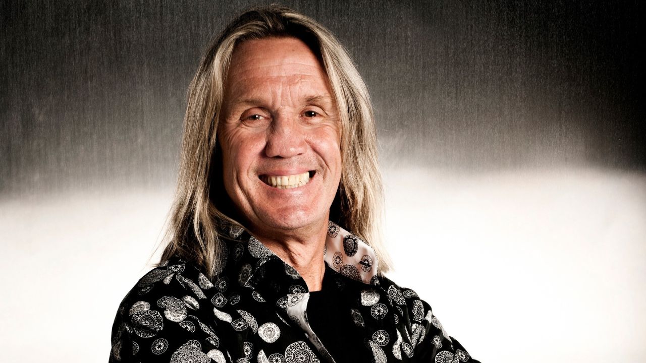 Iron Maiden, l’ex batterista Nicko McBrain arriva in Italia con il suo libro: risse, eccessi e retroscena inediti