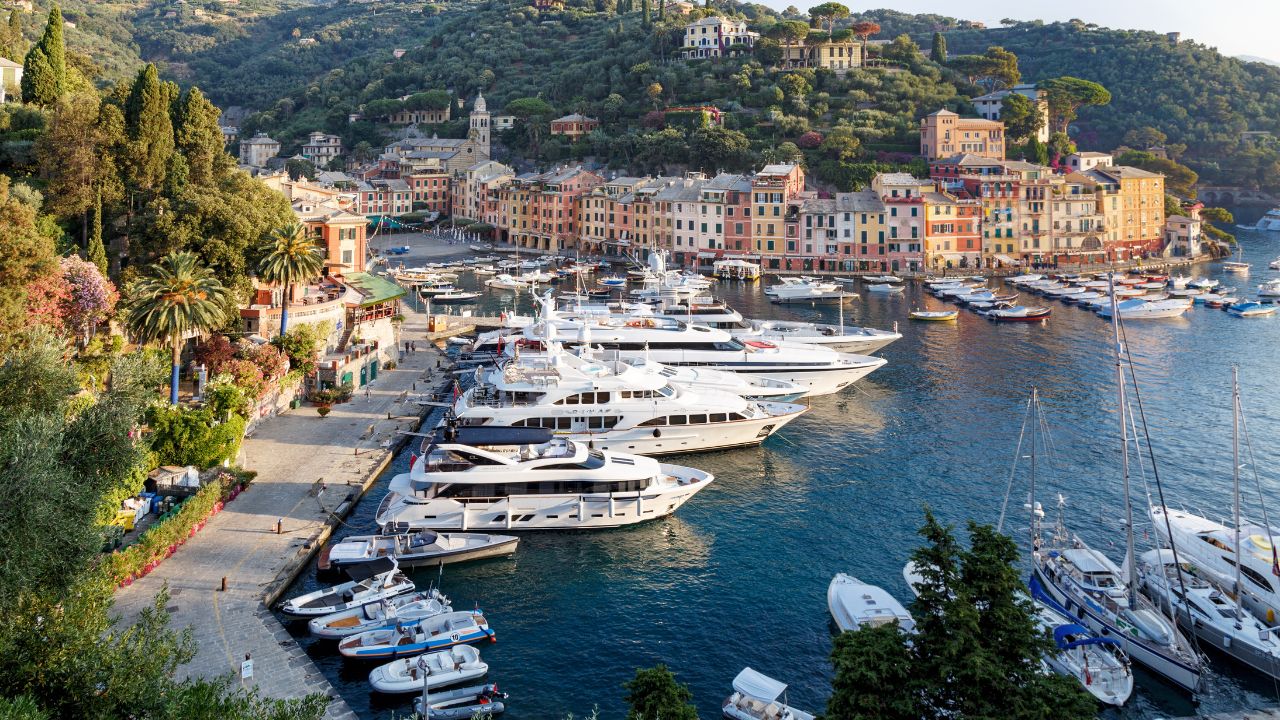 Portofino, 320mila euro pubblici per allargare la strada dei Suv dei milionari: tra i residenti anche Pier Silvio Berlusconi e Vittorio Malacalza