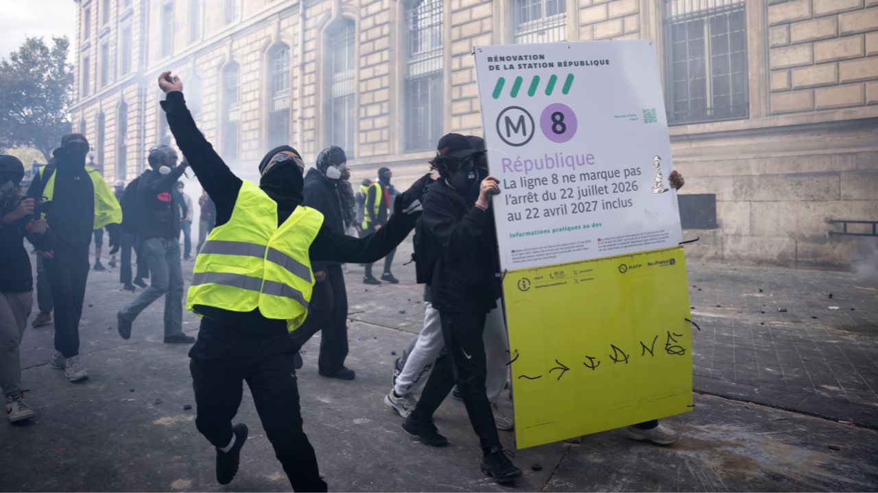 Proteste in Francia, l’ombra della Russia sulle violenze: l’Ue indaga su account filo-Putin e campagne di disinformazione online