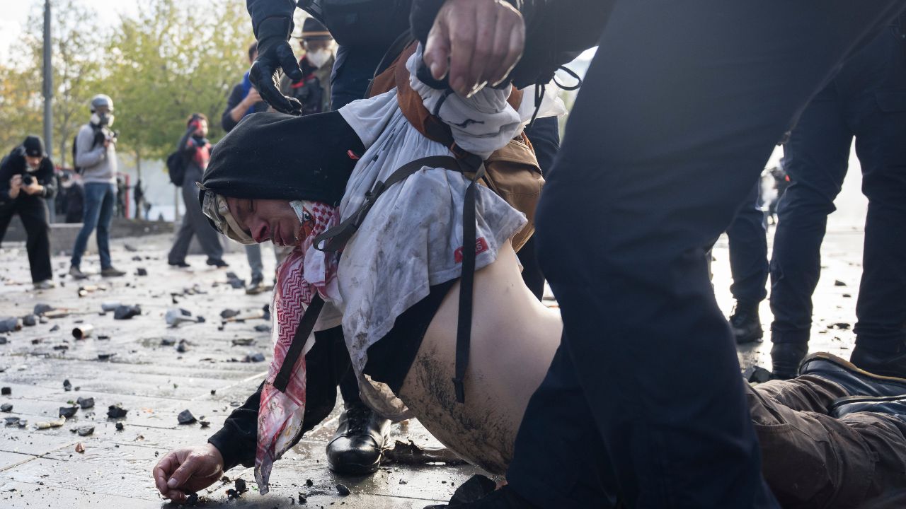 Francia, torna la paura dopo le violenze: gilet gialli e studenti preparano una nuova protesta