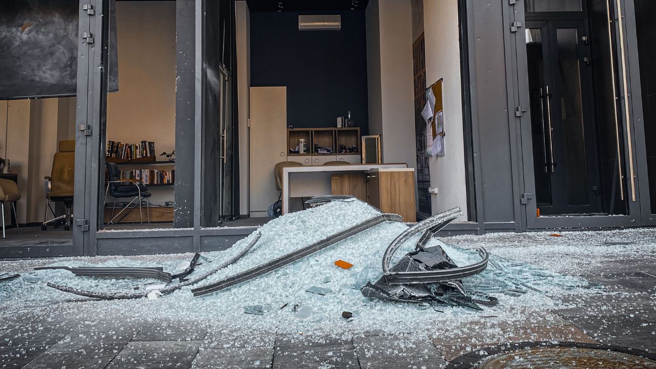 Vetrine distrutte, porte forzate e negozi saccheggiati: colpito un commerciante su tre