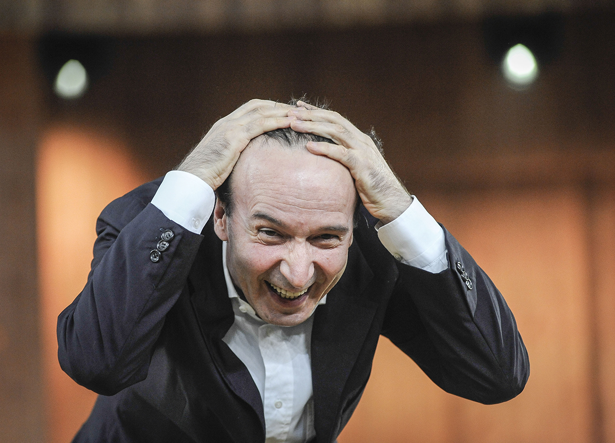 Benigni arruola San Francesco nel Campo Largo: «Leader perfetto, metteva d’accordo tutti senza primarie». E Vespa se la ride