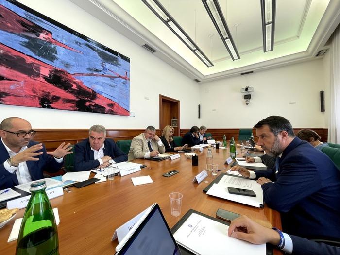 Autotrasportatori, Salvini sblocca 480 milioni ma il Sud resta fermo: tagli ai bus, supermercati vuoti e traghetti a rischio