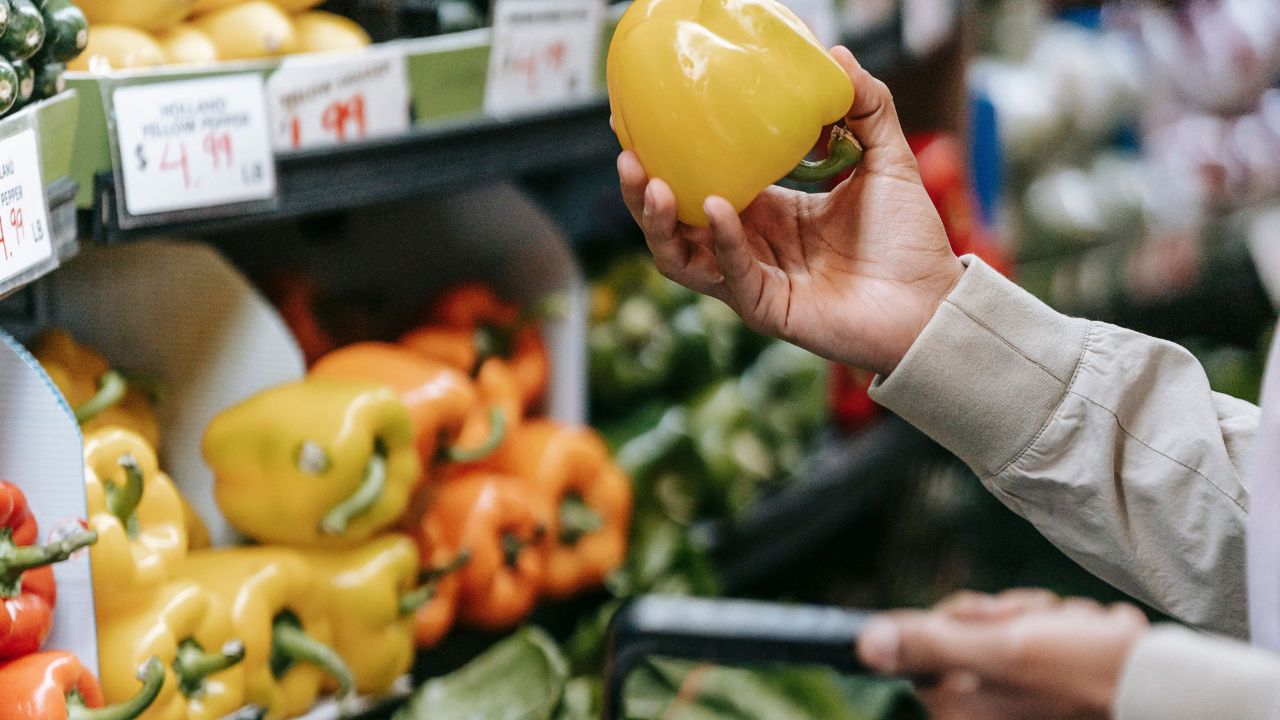 La spesa delle famiglie arriva a 2.800 euro al mese, un terzo degli italiani taglia il cibo per far quadrare i conti