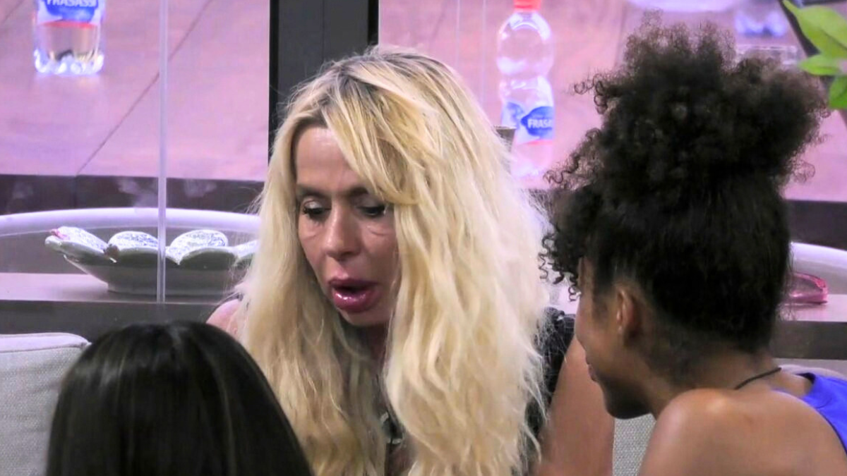 Valeria Marini in lacrime al GF Vip: «Mi sento inutile, voglio andare via». Poi la frase che spiazza tutti nella Casa
