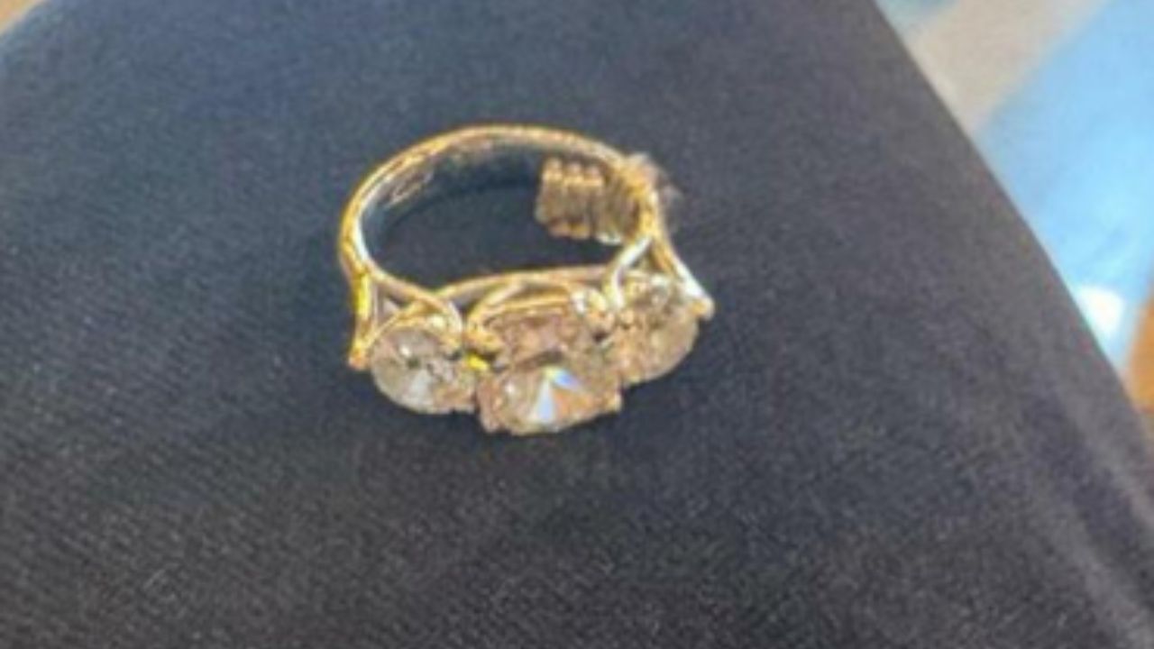 Che fine ha fatto l’anello con tre diamanti ritrovato a Montecitorio? Ma soprattutto, di chi era?