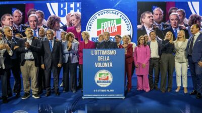 Antonio Tajani e i dirigenti di Forza Italia sul palco della convention di Milano